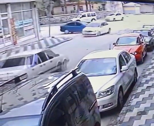 ELAZIĞ’DA İKİ ARACIN ÇARPIŞMA ANI, BİR İŞ YERİNİN GÜVENLİK KAMERASINA YANSIDI