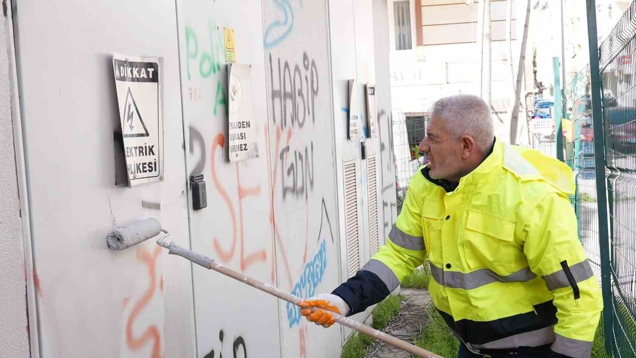 ELAZIĞ’DA KENT ESTETİĞİNİ KORUMAK AMACIYLA KİRLİLİĞİNE NEDEN OLAN DUVAR YAZILARI, BELEDİYE...