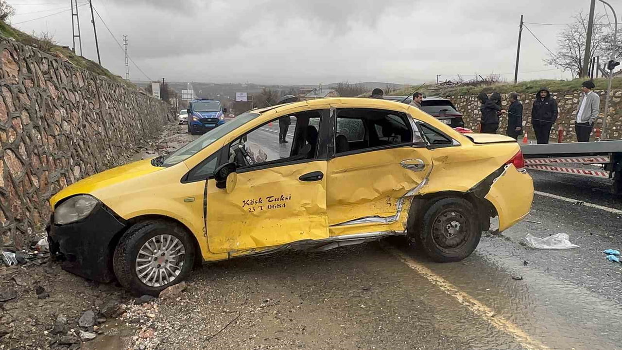 ELAZIĞ’DA MART AYI TRAFİK KAZA BİLANÇOSU AÇIKLANDI. BİR AYDA MEYDANA GELEN 293 KAZADA 229 KİŞİ...