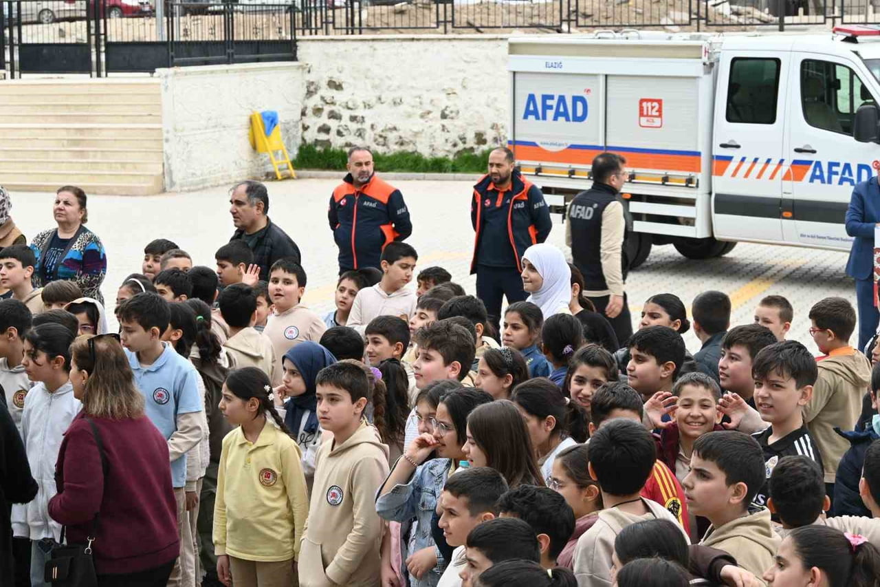 ELAZIĞ’DA ÖĞRENCİLERE AFET BİLİNCİ AŞILANDI