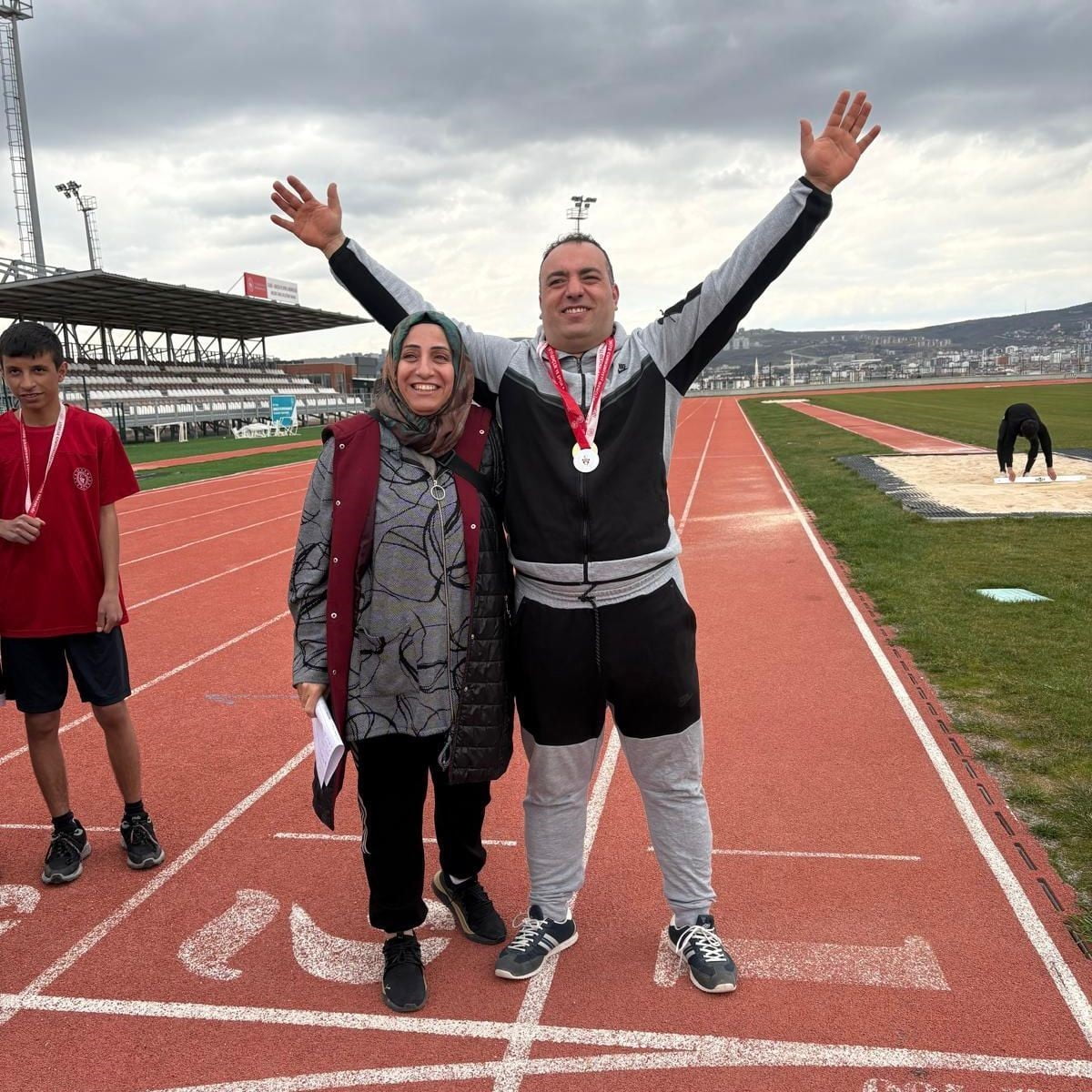 ELAZIĞ’DA ÖZEL SPORCULARIN MASA TENİSİ VE ATLETİZM HEYECANI