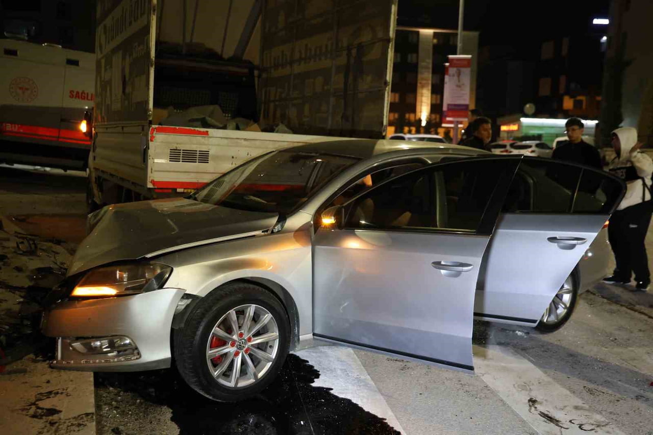 ELAZIĞ’DA PİKAP İLE OTOMOBİLİN ÇARPIŞMASI SONUCU MEYDANA GELEN TRAFİK KAZASINDA 5 KİŞİ...