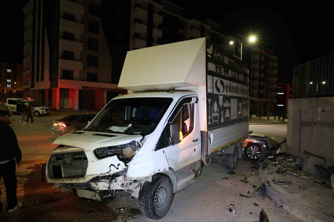 ELAZIĞ’DA PİKAP İLE OTOMOBİLİN ÇARPIŞMASI SONUCU MEYDANA GELEN TRAFİK KAZASINDA 5 KİŞİ...