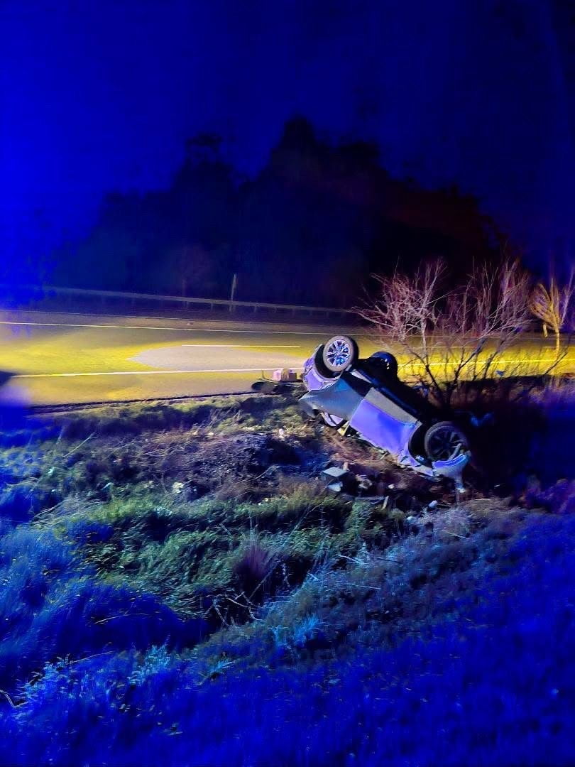 ELAZIĞ’DA SÜRÜCÜSÜNÜN DİREKSİYON HAKİMİYETİNİ KAYBETTİĞİ OTOMOBİL TAKLA ATTI. KAZADA 2 KİŞİ...