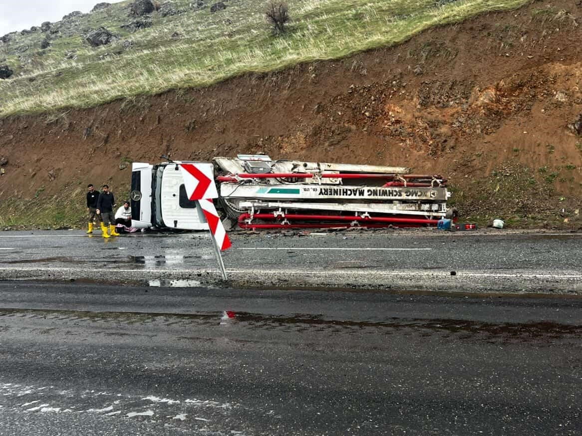 ELAZIĞ’DA YAĞIŞTAN DOLAYI SÜRÜCÜSÜNÜN DİREKSİYON HAKİMİYETİNİ KAYBETTİĞİ BETON POMPASI YAN YATTI....