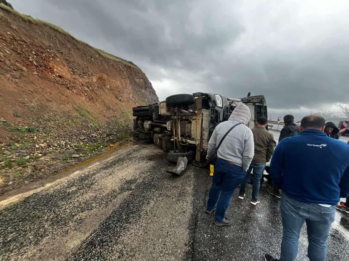 ELAZIĞ’DA YAĞIŞTAN DOLAYI SÜRÜCÜSÜNÜN DİREKSİYON HAKİMİYETİNİ KAYBETTİĞİ BETON POMPASI YAN YATTI....