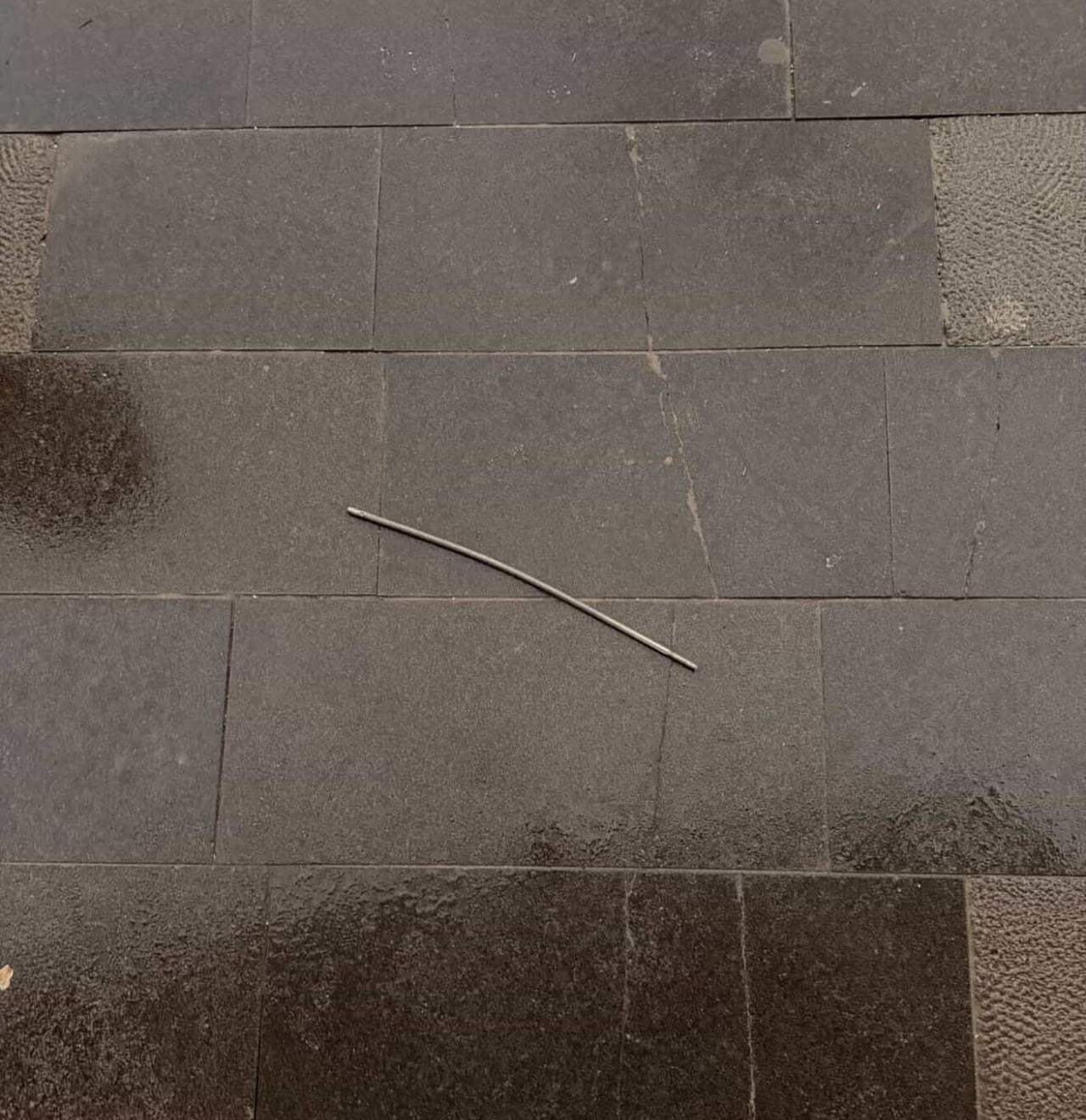 ELAZIĞ’DA YOLDA YÜRÜYEN BİR VATANDAŞ, ELYSİUM AVM’NİN MAL KABUL BÖLGESİNDE YÜKSEKTEN DÜŞEN DEMİR...