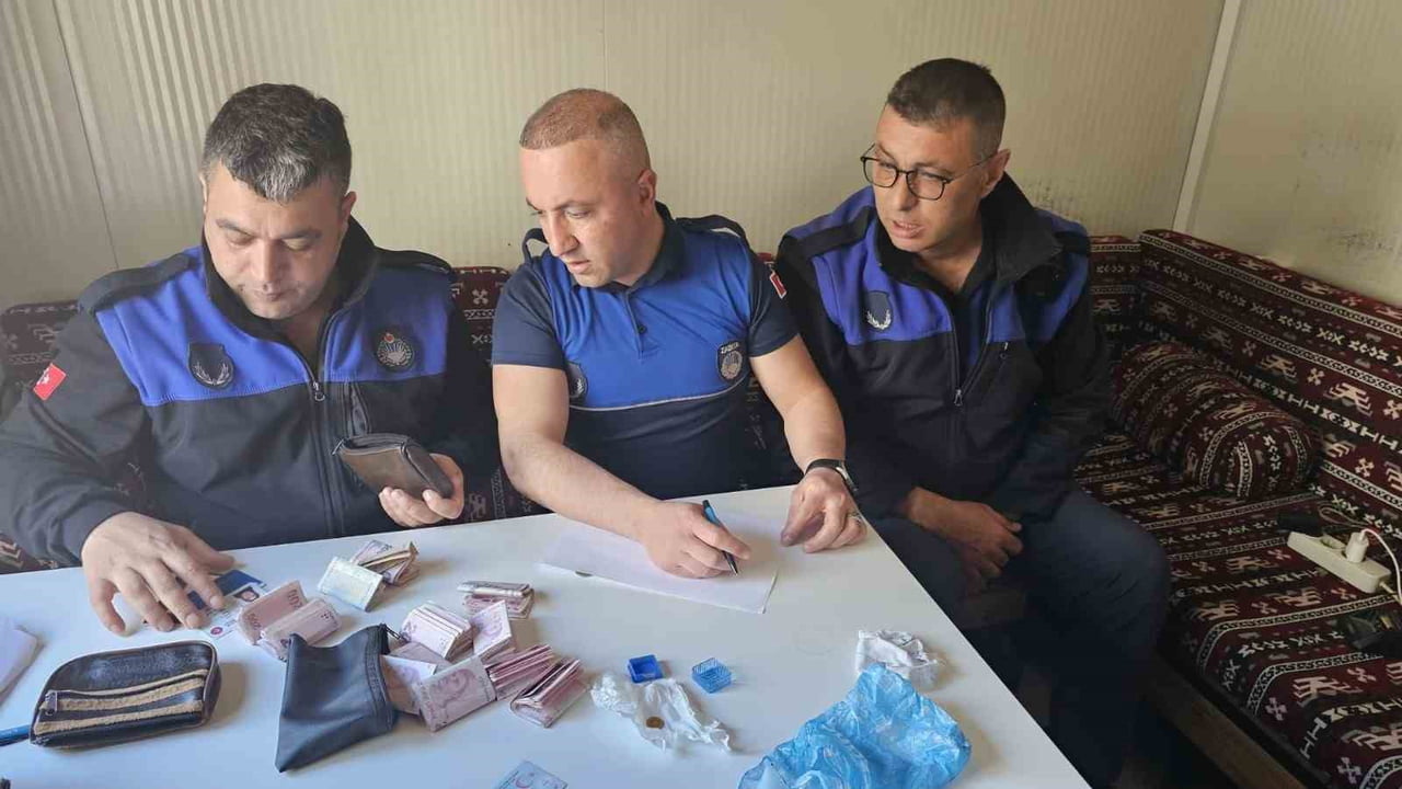 ELAZIĞ’DA ZABITA MEMURLARI TARAFINDAN BULUNAN PARA VE ALTIN, SAHİBİNE TELSİM EDİLDİ