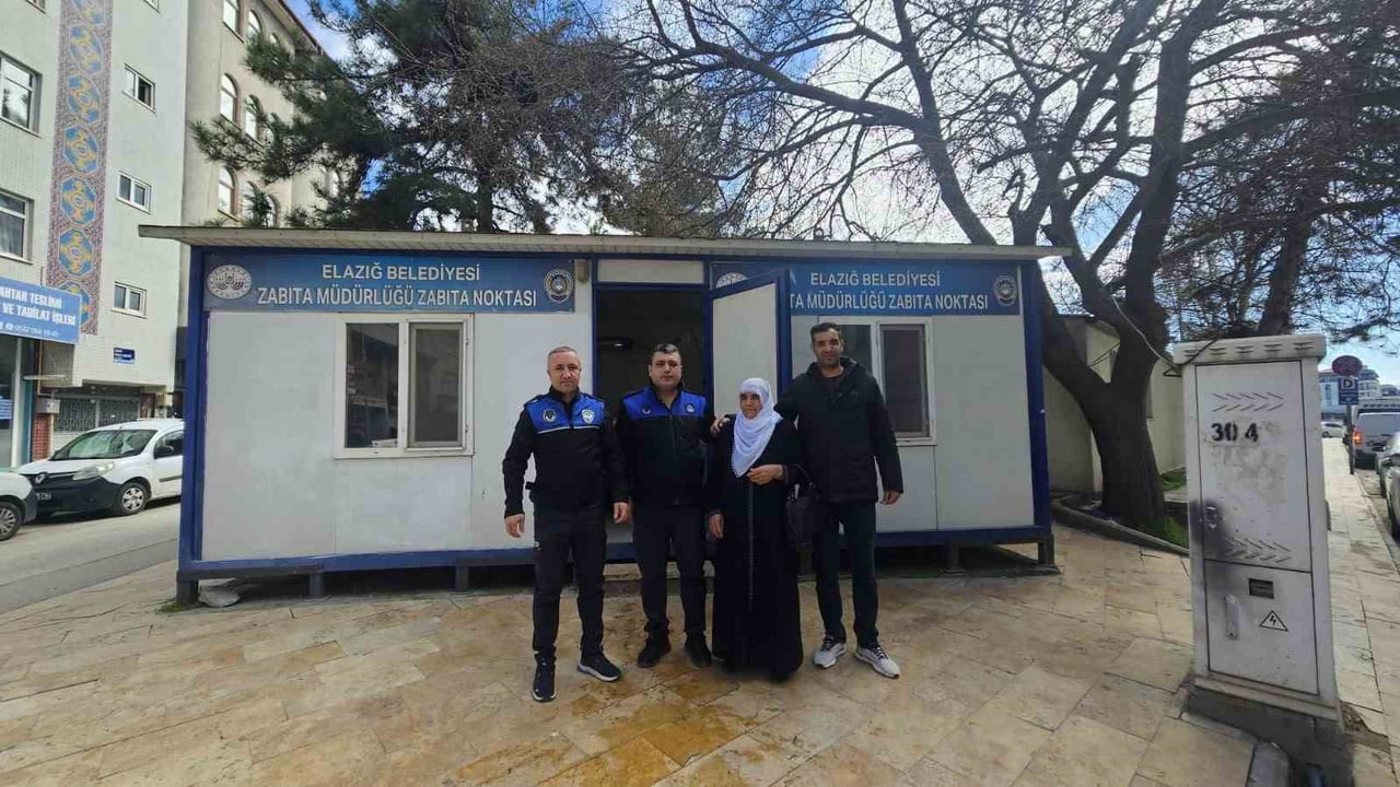 ELAZIĞ’DA ZABITA MEMURLARI TARAFINDAN BULUNAN PARA VE ALTIN, SAHİBİNE TELSİM EDİLDİ