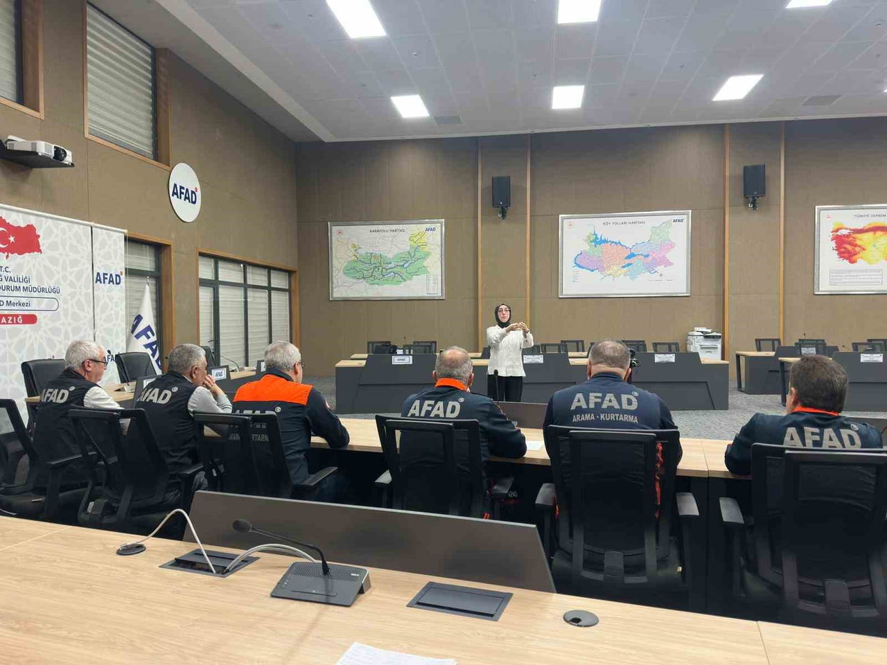 ELAZIĞ İL AFET VE ACİL DURUM MÜDÜRLÜĞÜ TARAFINDAN İŞİTME ENGELLİ VATANDAŞLARLA AFET ÖNCESİ, SIRASI...