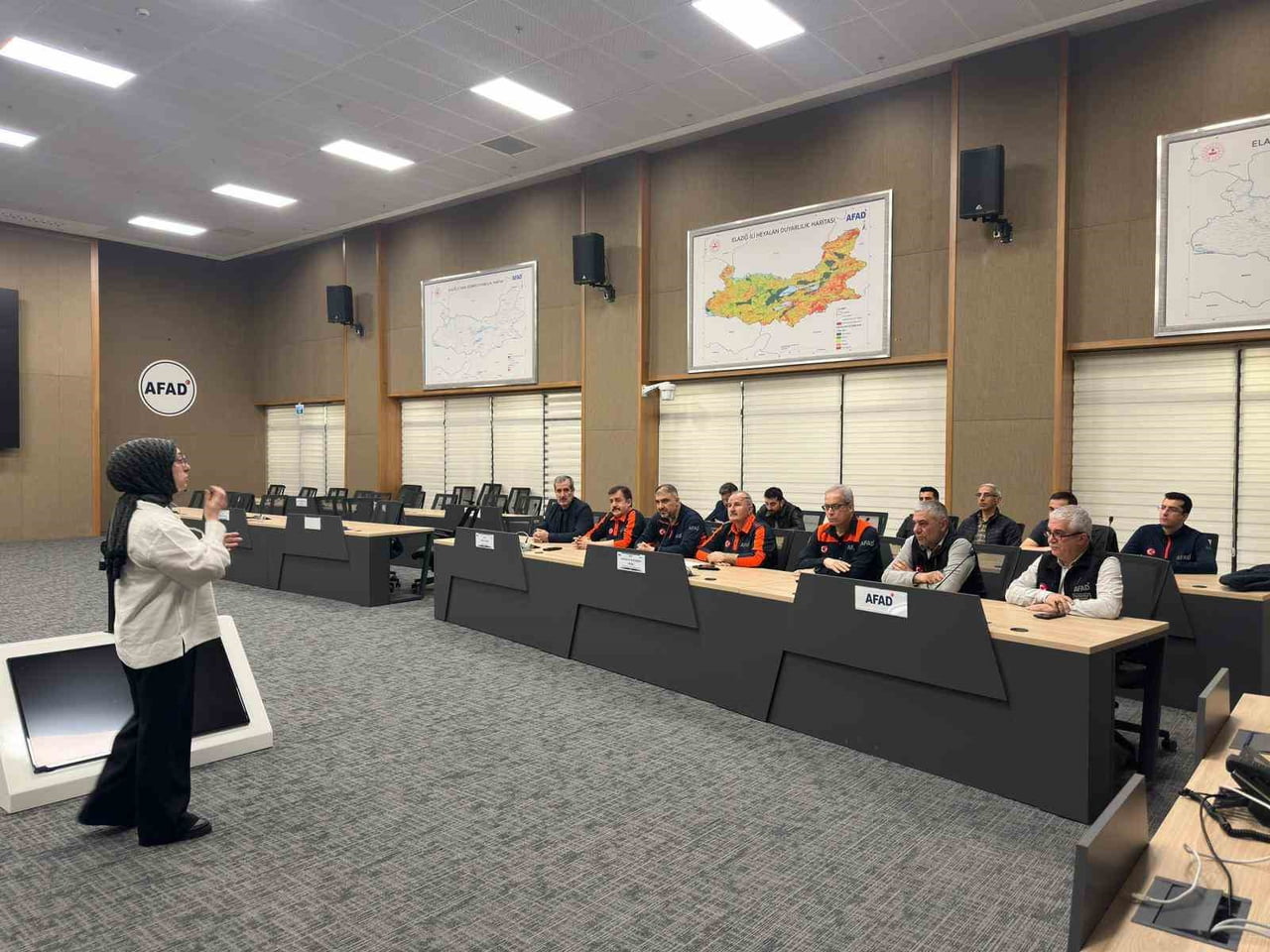 ELAZIĞ İL AFET VE ACİL DURUM MÜDÜRLÜĞÜ TARAFINDAN İŞİTME ENGELLİ VATANDAŞLARLA AFET ÖNCESİ, SIRASI...