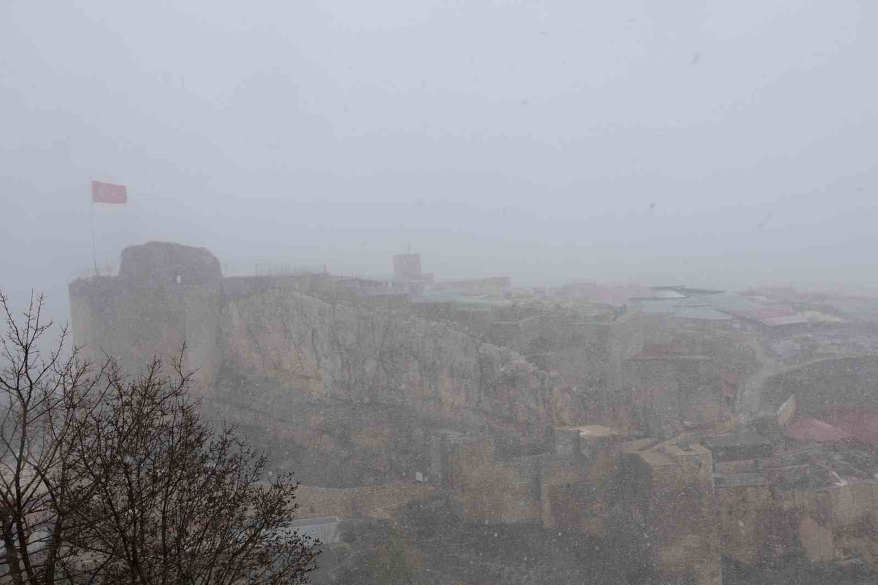 ELAZIĞ’IN 4 BİN YILLIK TARİHİ HARPUT MAHALLESİ’NDE ETKİSİNİ ARTIRAN KAR YAĞIŞI, TARİHİ MEKANLARI...