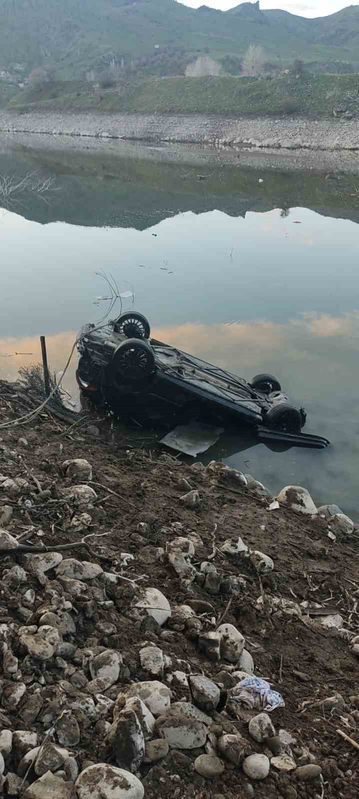 ELAZIĞ’IN KARAKOÇAN İLÇESİNDE SÜRÜCÜSÜNÜN DİREKSİYON HAKİMİYETİNİ KAYBETTİĞİ OTOMOBİL, PEMBELİK...