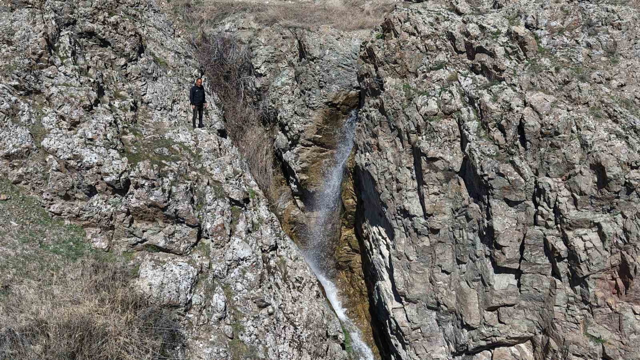 ELAZIĞ’IN ZAFRAN MAHALLESİ’NDE BULUNAN ŞORŞOR ŞELALESİ, ARTAN YAĞIŞLARLA BİRLİKTE 30 YIL SONRA...