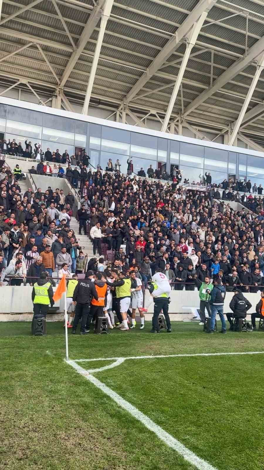 ELAZIĞSPOR’UN ERBAASPOR’U YENDİĞİ MAÇTA ATILAN İLK GOLÜN SEVİNCİ VİRAL OLDU. GOLÜN ARDINDAN...