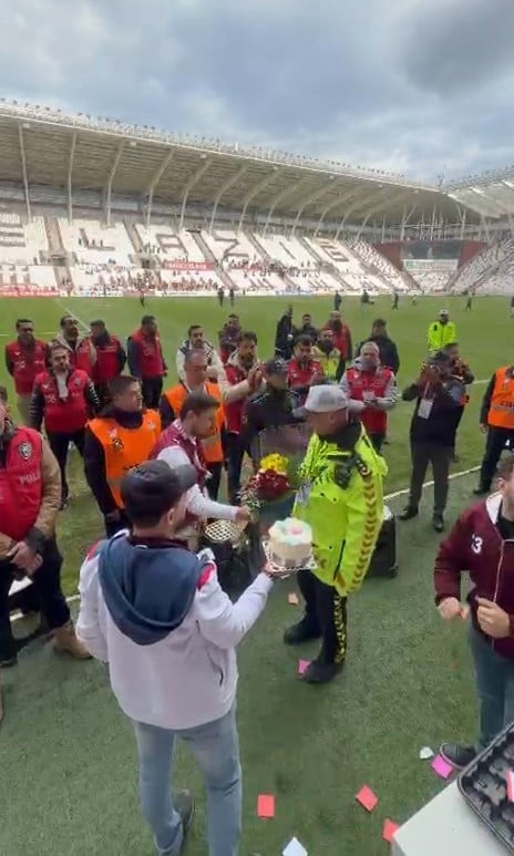 ELAZIĞSPORLU TARAFTARLAR, POLİS HAFTASI SEBEBİYLE STADYUMDA GÖREV YAPAN EMNİYET MENSUPLARINA ÇİÇEK...