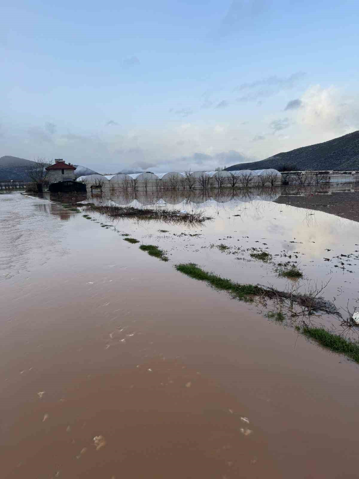 ELMALI İLÇESİNDE GECE SAATLERİNDE SAĞANAK NEDENİYLE DERELER TAŞTI, BAZI TARIM ARAZİLERİ SULAR...
