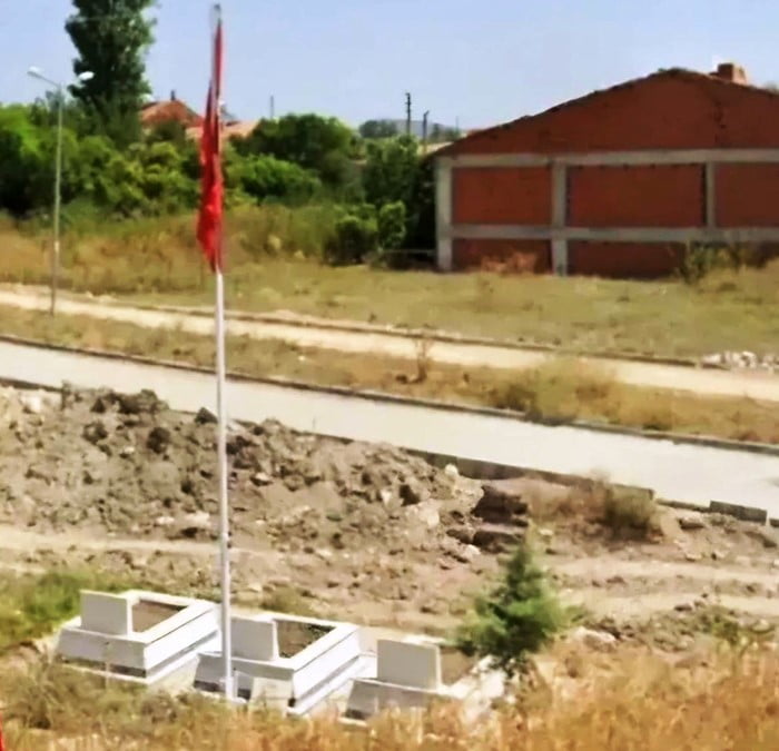 EMET'TE İNŞAAT VE YOL ARASINDA KALAN ŞEHİT MEZARLARI NAKLEDİLDİ