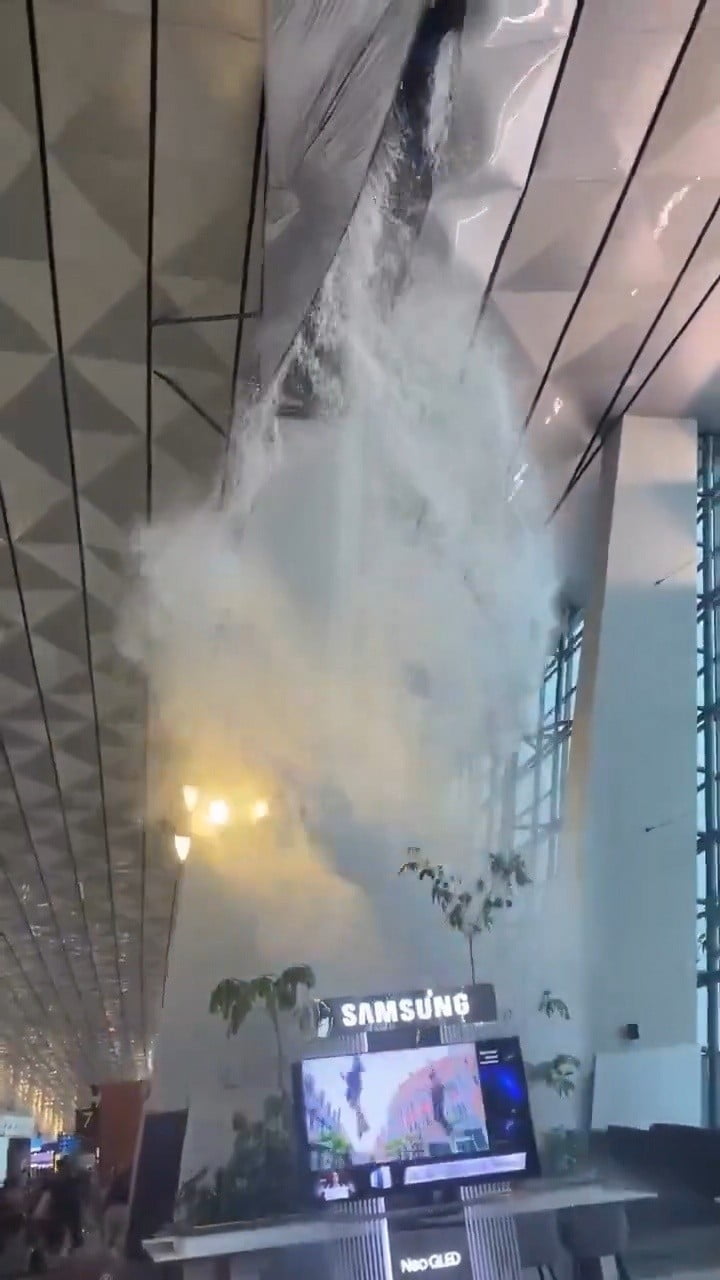 ENDONEZYA'NIN BAŞKENTİ JAKARTA'DAKİ SOEKARNO-HATTA ULUSLARARASI HAVALİMANI'NDA ŞİDDETLİ YAĞIŞ VE...