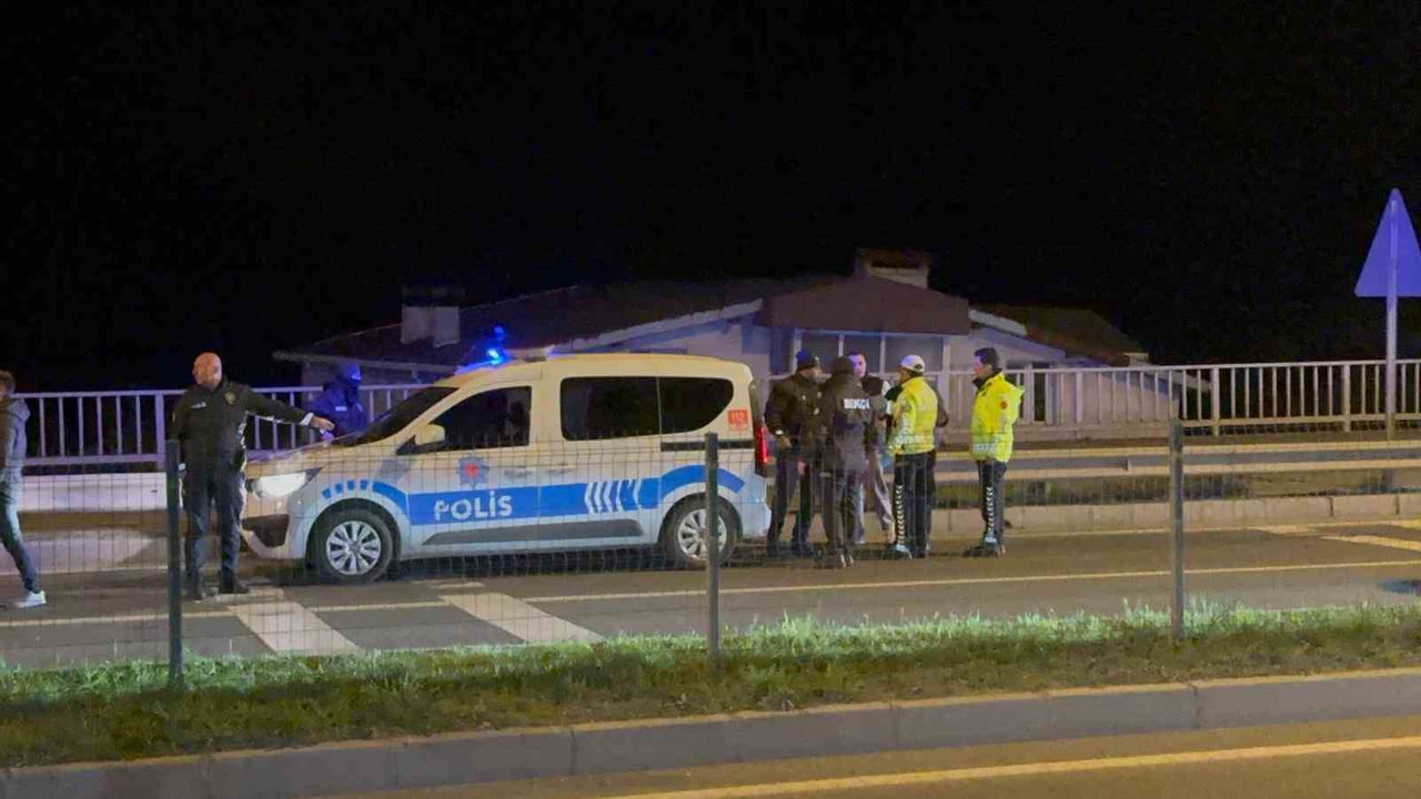 EREĞLİ İLÇESİNDE "DUR" İHTARINA UYMAYIP KAÇAN KOVALAMACADA POLİS ARACINA ÇARPAN ARAÇTAKİ 3 KİŞİ...