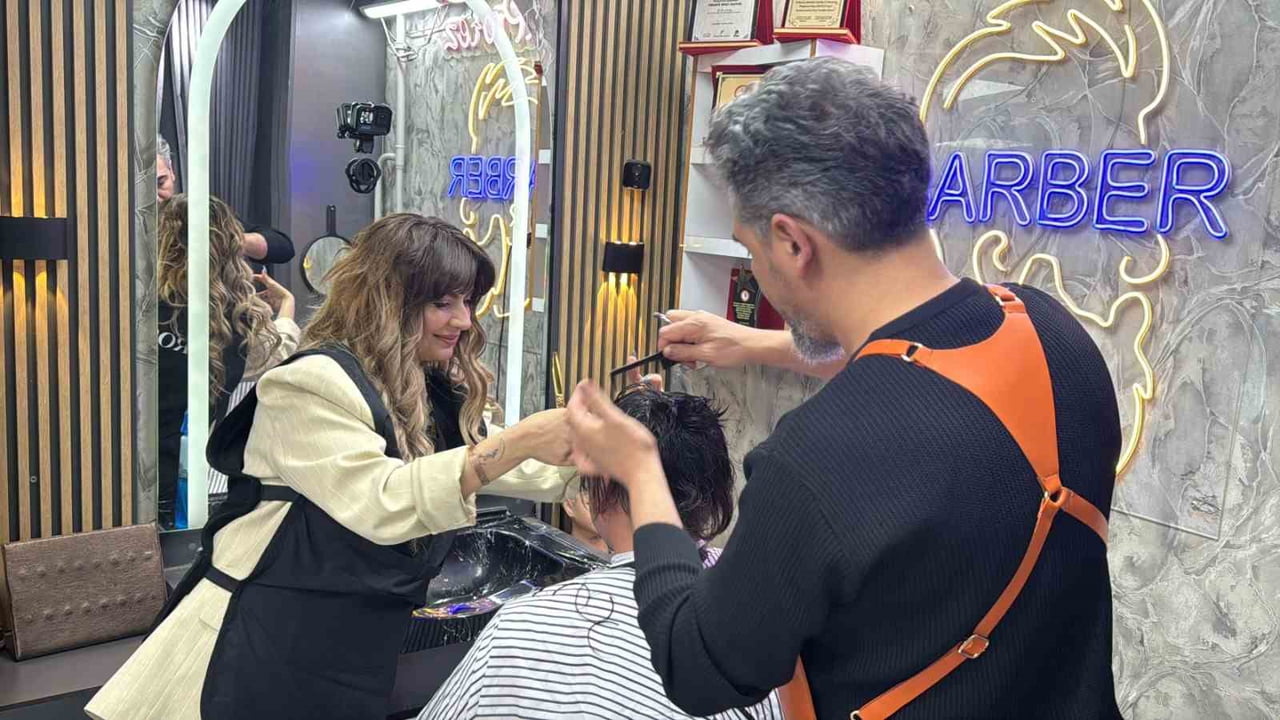 ERKEK BERBERİ ÖZGE KOÇ ÜÇ YILDIR MÜŞTERİLERİNE HİZMET VERİYOR