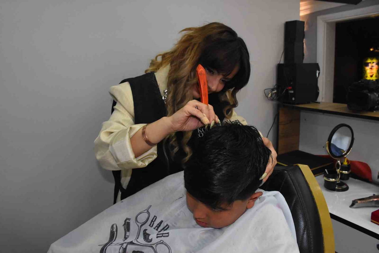 ERKEK BERBERİ ÖZGE KOÇ ÜÇ YILDIR MÜŞTERİLERİNE HİZMET VERİYOR