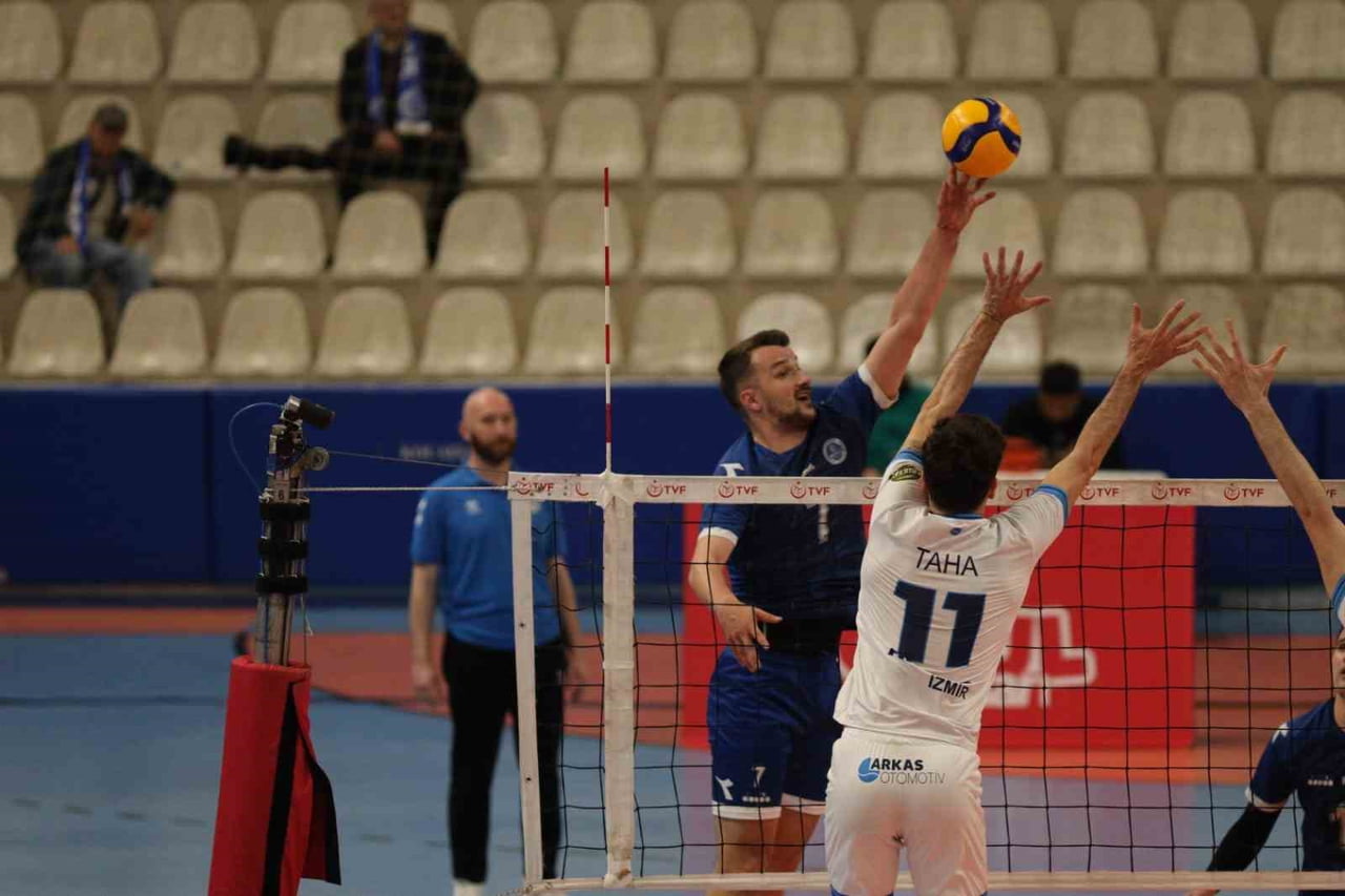 ERKEKLER VOLEYBOL 1. LİGİ YARI FİNAL ETABI'NDA İKİNCİ MAÇTA BERABERLİĞİ SAĞLAYAN KOCAELİ...