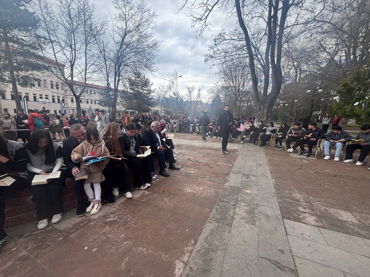 ERZİNCAN’DA AÇIK HAVADA KİTAP OKUMA ETKİNLİĞİ