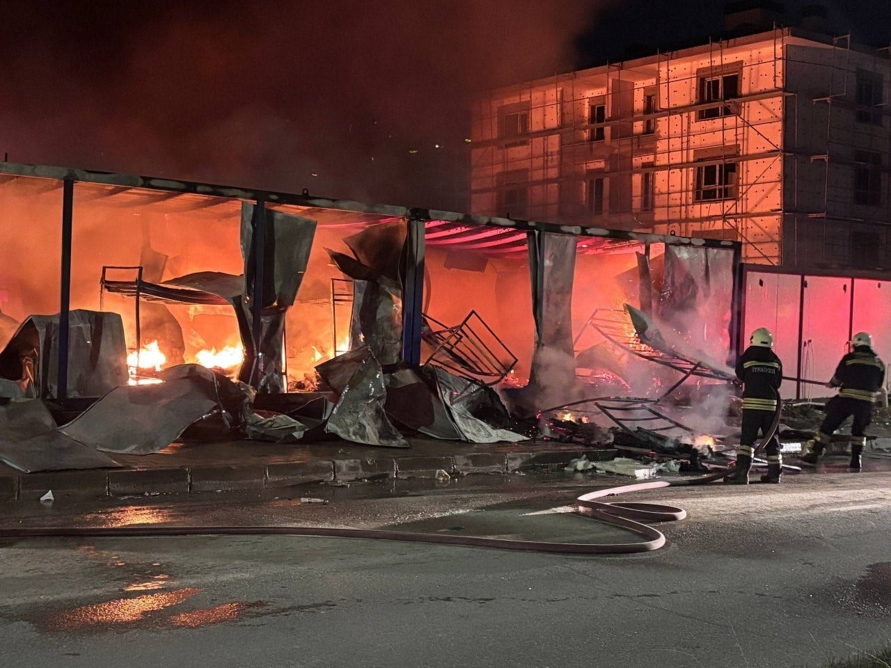 ERZİNCAN’DA BİR İNŞAAT ŞANTİYESİNDE İŞÇİLERİN KALDIĞI KONTEYNERLERDE ÇIKAN YANGIN, KISA SÜREDE...