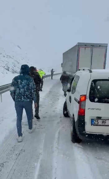 ERZİNCAN’DA ETKİLİ OLAN YAĞIŞLI HAVA, YÜKSEK KESİMLERDE YERİNİ KARA BIRAKTI. YOĞUN KAR YAĞIŞI VE...