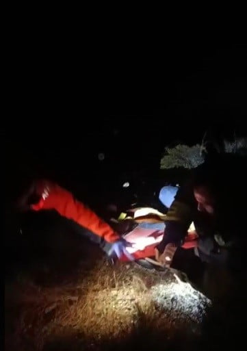 ERZİNCAN’DA UÇURUMDAN DÜŞEN İRAN UYRUKLU VATANDAŞ KURTARILDI