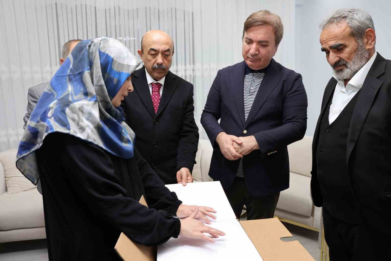 ERZİNCAN VALİSİ HAMZA AYDOĞDU, GÖRME ENGELLİ HAFIZ KADER MACİT’E BRAİLLE ALFABESİYLE YAZILMIŞ...