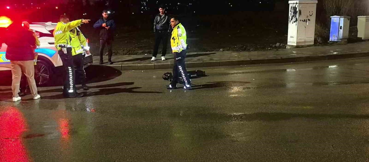 ERZURUM'DA KAVŞAKTA HAFİF TİCARİ ARACIN ÇARPTIĞI 21 YAŞINDAKİ SCOOTER SÜRÜCÜSÜ...