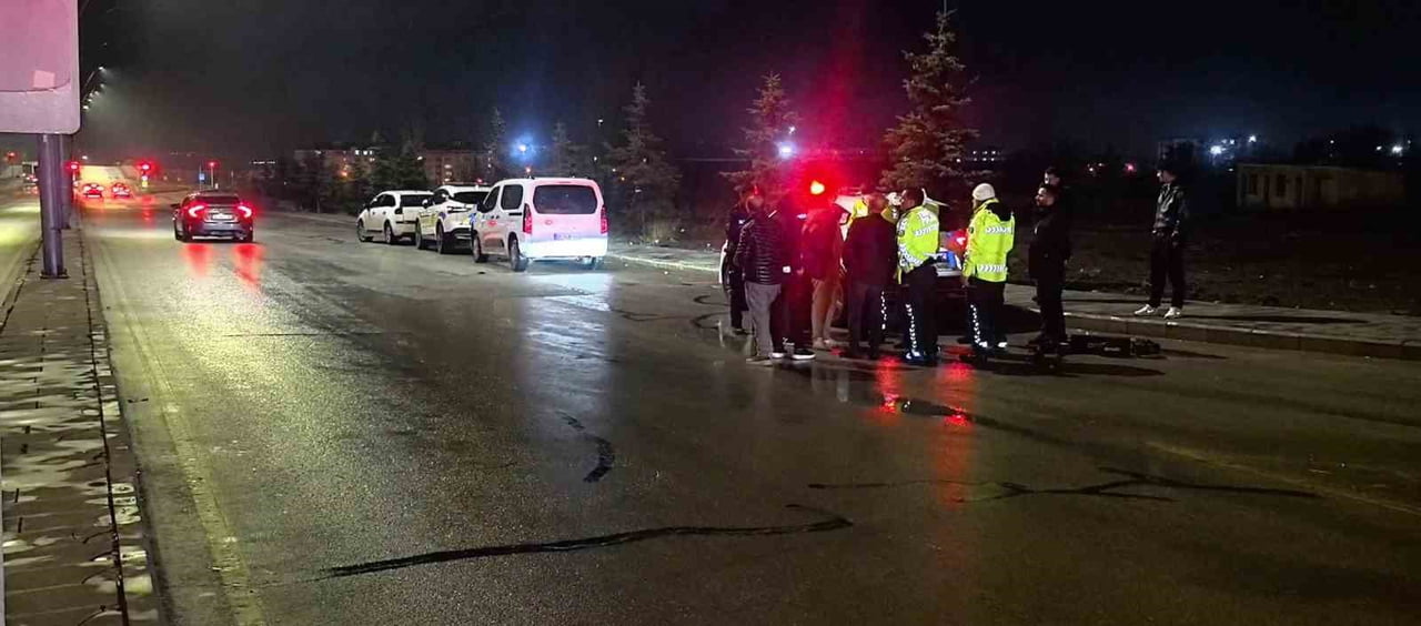 ERZURUM'DA KAVŞAKTA HAFİF TİCARİ ARACIN ÇARPTIĞI 21 YAŞINDAKİ SCOOTER SÜRÜCÜSÜ...