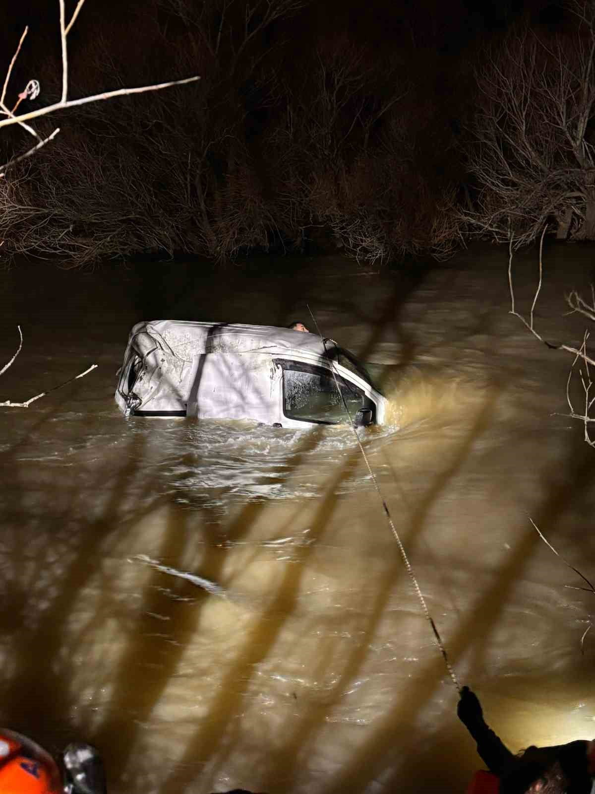ERZURUM'UN KÖPRÜKÖY İLÇESİNDE, KARLARIN ERİMESİYLE DEBİSİ YÜKSELEN ARAS NEHRİ'NE UÇAN HAFİF TİCARİ...