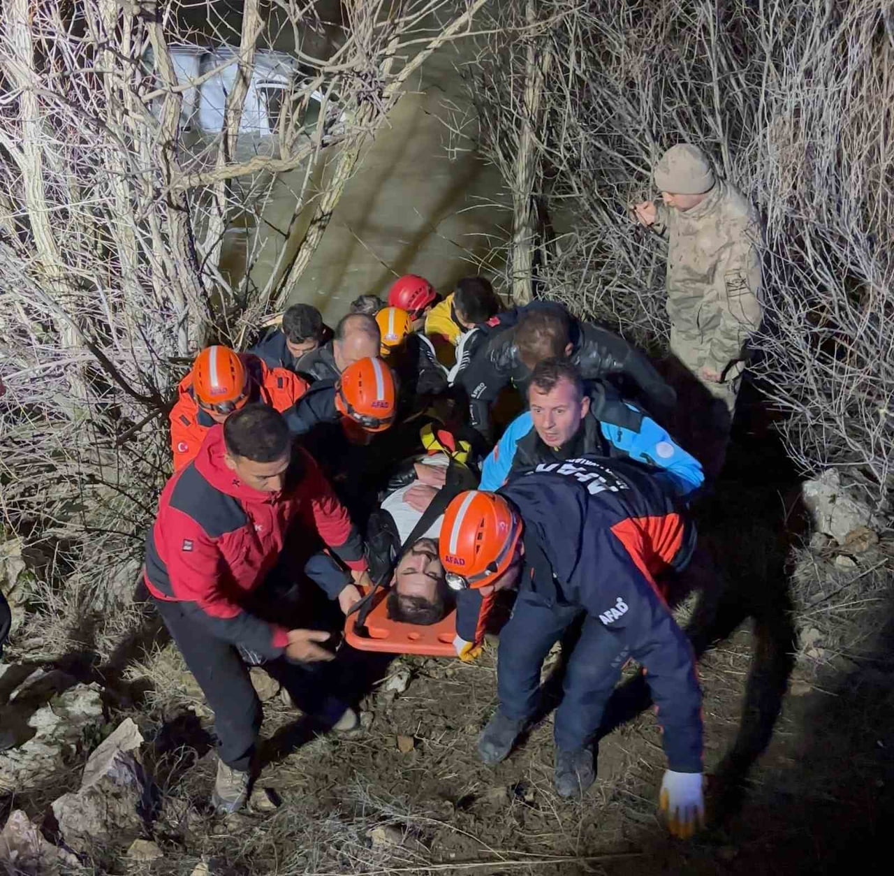 ERZURUM'UN KÖPRÜKÖY İLÇESİNDE, KARLARIN ERİMESİYLE DEBİSİ YÜKSELEN ARAS NEHRİ'NE UÇAN HAFİF TİCARİ...