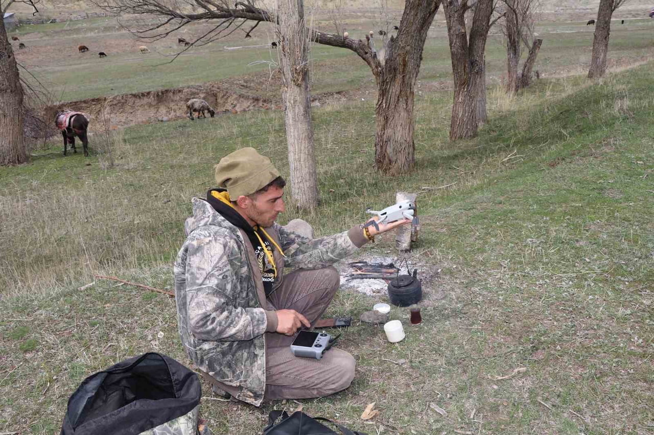 ERZURUM'UN OLTU İLÇESİNDE HAYVANCILIKLA UĞRAŞAN 28 YAŞINDAKİ İSMAİL AKKAŞ, GELENEKSEL ÇOBANLIK...