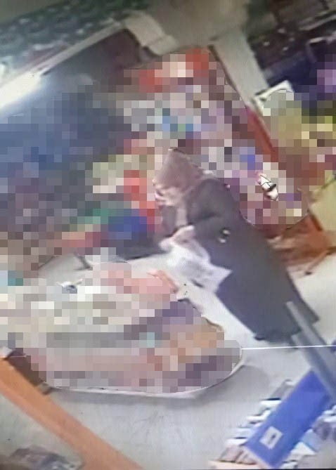 ERZURUM’DA BİR MARKETTE İKİ KADININ 15 BİN TL DEĞERİNDEKİ ÜRÜNLERİ ÇALMASI GÜVENLİK KAMERALARINA...