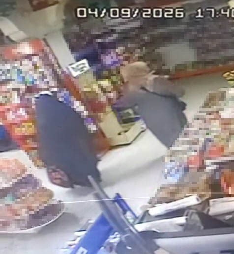 ERZURUM’DA BİR MARKETTE İKİ KADININ 15 BİN TL DEĞERİNDEKİ ÜRÜNLERİ ÇALMASI GÜVENLİK KAMERALARINA...