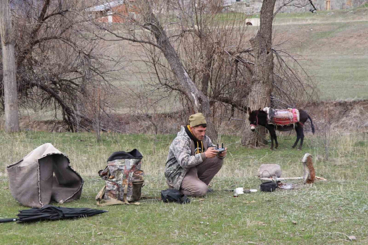 ERZURUM’DA DRONE KULLANAN ÇOBAN, ‘TEK TIKLA’ SÜRÜSÜNÜ YÖNETİYOR. OLTU İLÇESİNİN TOPRAKKALE...