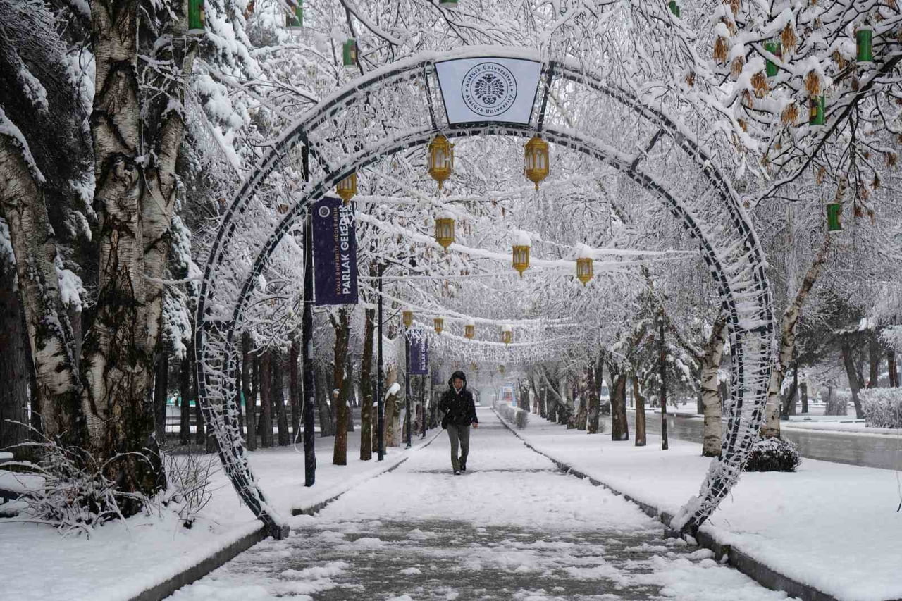 ERZURUM’DA DÜN GECE ETKİLİ OLMAYA BAŞLAYAN KAR YAĞIŞI ŞİDDETİNİ ARTIRARAK SABAHA KADAR DEVAM ETTİ....