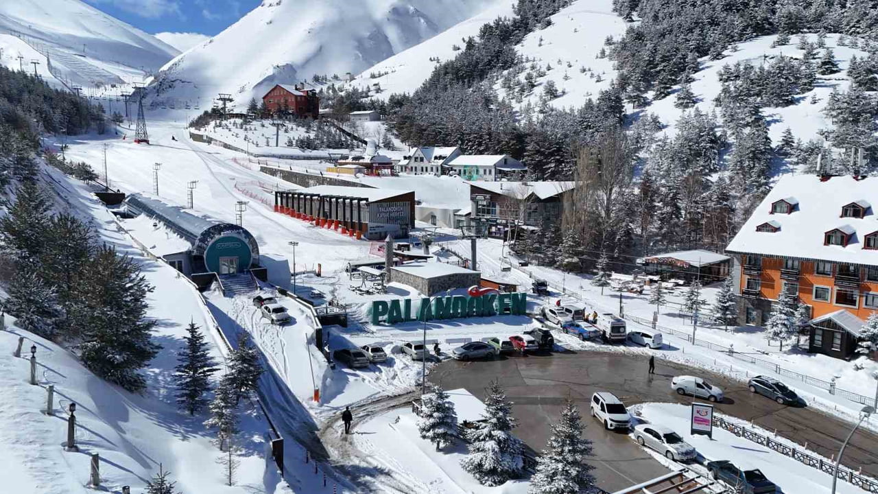 ERZURUM’DA İKİ GÜNDÜR ETKİLİ OLAN KAR YAĞIŞI PALANDÖKEN KAYAK MERKEZİ’Nİ YENİDEN BEYAZ ÖRTÜYLE...