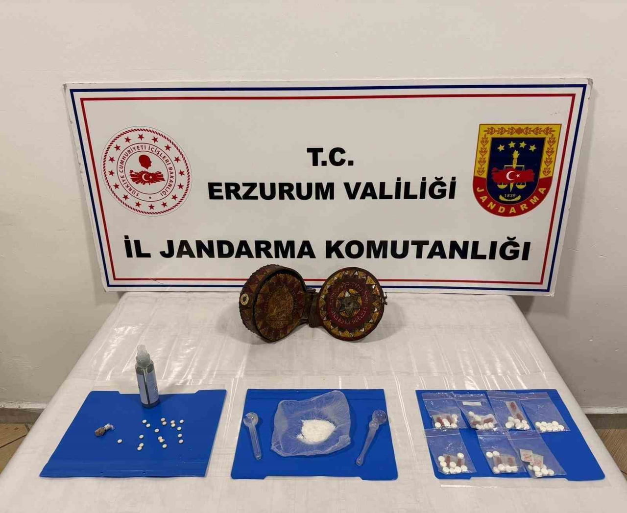 ERZURUM’DA JANDARMA EKİPLERİNİN YAPTIĞI YOL KONTROLÜNDE CEYLAN DERİSİ ÜZERİNE YAZILMIŞ ALTIN...