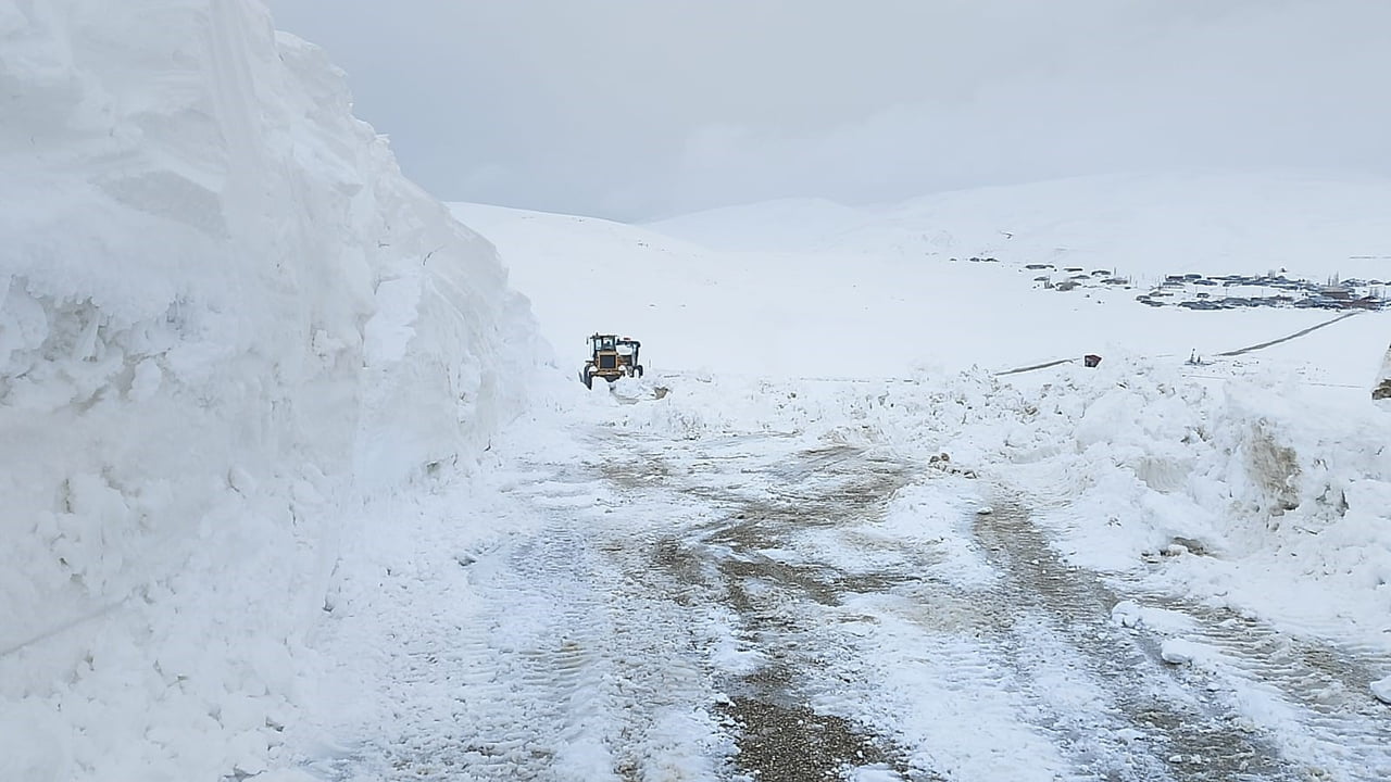 ERZURUM’DA KARLA MÜCADELE YÜKSEK KESİMLERDE DEVAM EDİYOR. ÖZELLİKLE KIRSALDA BULUNAN YERLEŞİM...