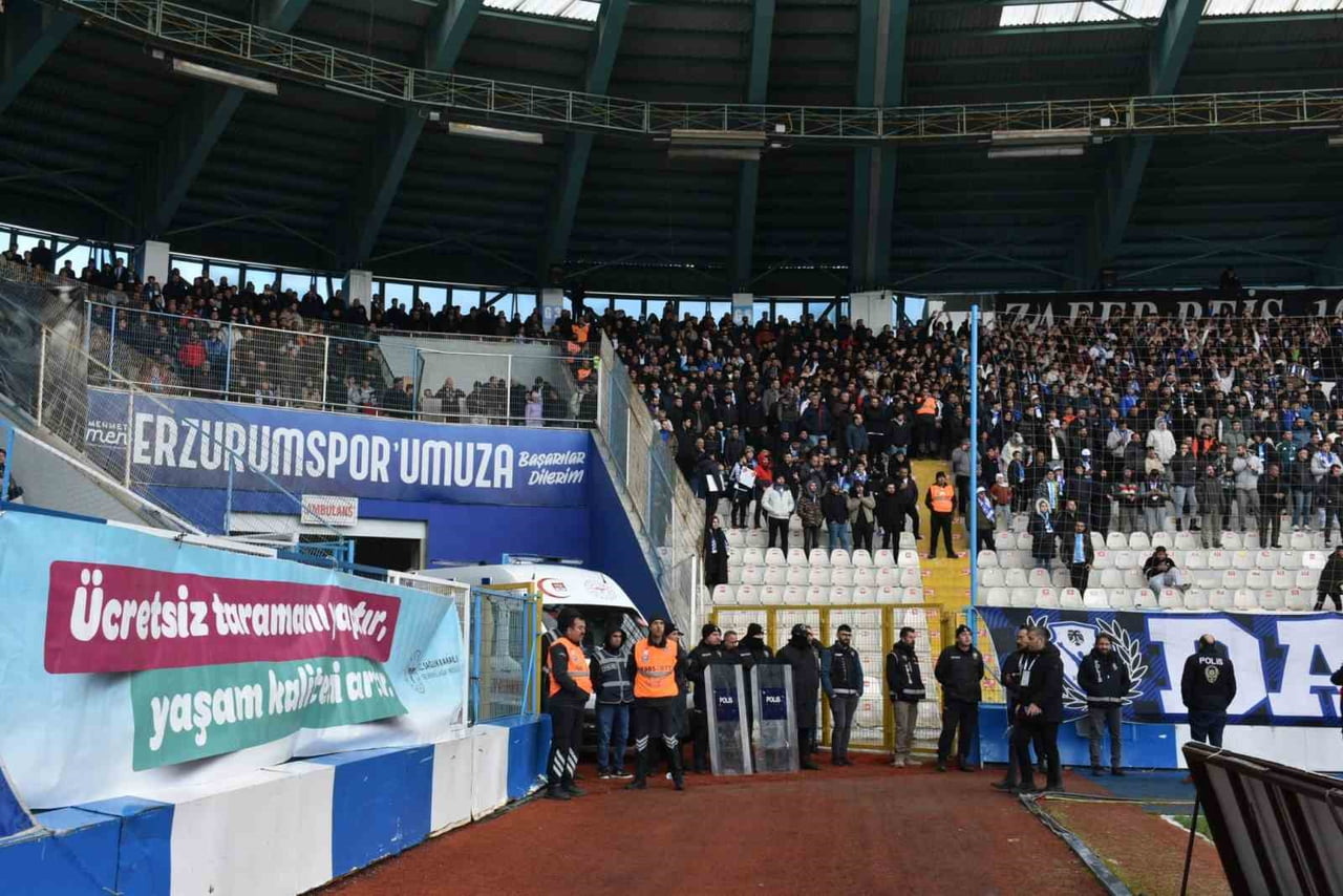 ERZURUM’DA OYNANAN ERZURUMSPOR FK–IĞDIR FK KARŞILAŞMASINDA, SAHADAKİ MÜCADELE KADAR TRİBÜNLERDEN...