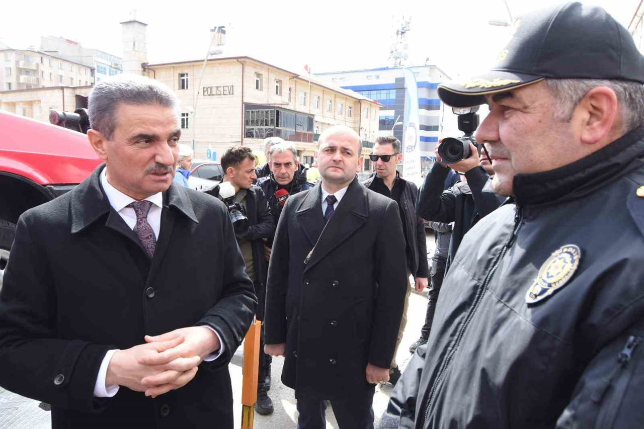 ERZURUM’DA TRAFİK GÜVENLİĞİNE DİKKAT ÇEKMEK AMACIYLA KURULAN EMNİYET KEMERİ SİMÜLASYON ARACIYLA...