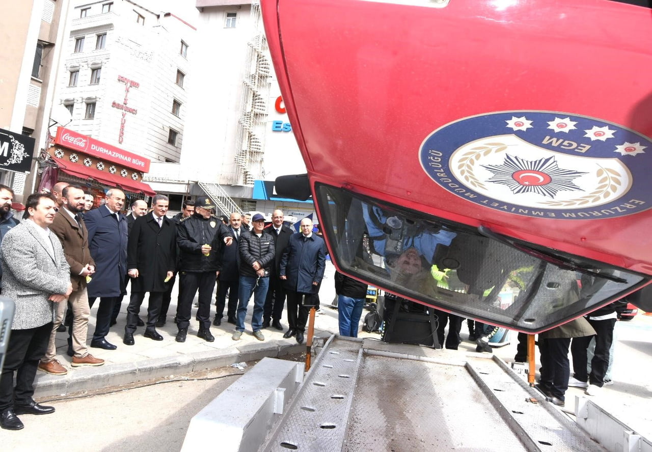 ERZURUM’DA TRAFİK GÜVENLİĞİNE DİKKAT ÇEKMEK AMACIYLA KURULAN EMNİYET KEMERİ SİMÜLASYON ARACIYLA...