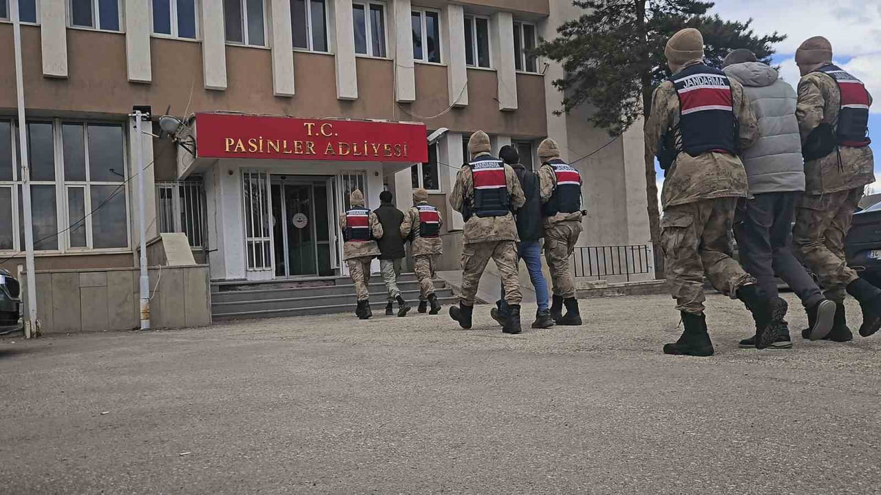 ERZURUM İL JANDARMA KOMUTANLIĞINCA, "SUÇ İŞLEMEK AMACIYLA ÖRGÜT KURMA" VE "GÖÇMEN KAÇAKÇILIĞI"...