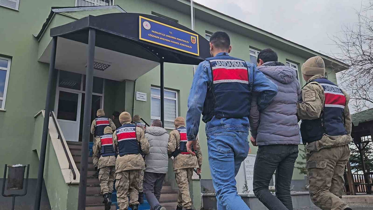 ERZURUM İL JANDARMA KOMUTANLIĞINCA, "SUÇ İŞLEMEK AMACIYLA ÖRGÜT KURMA" VE "GÖÇMEN KAÇAKÇILIĞI"...