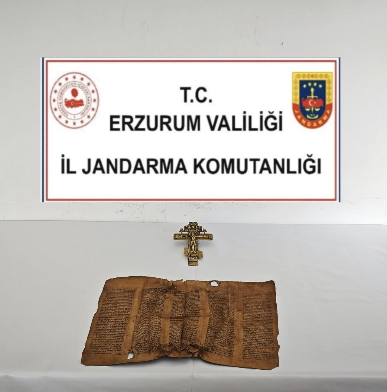 ERZURUM İL JANDARMA KOMUTANLIĞINCA TARİHİ ESER KAÇAKÇILARINA YÖNELİK DÜZENLENEN OPERASYONDA 1 ADET...